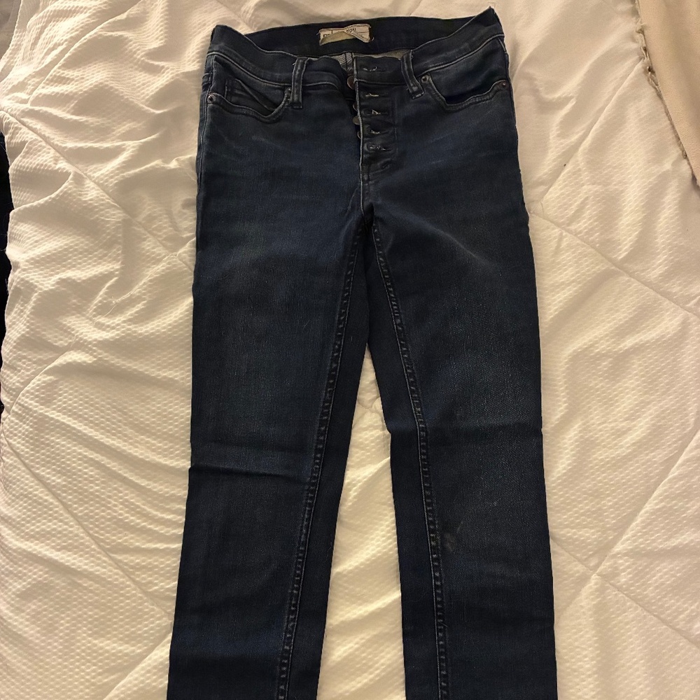 Free People Dark Wash Button-Fly Skinny Jeans – Raw Hem Low Rise (W26)